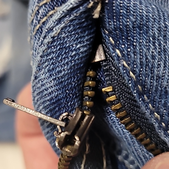 FLAWED! Hollister Curvy Ultra High Rise Mom Denim Jeans Size 5R / W27L27 - Picture 7 of 12